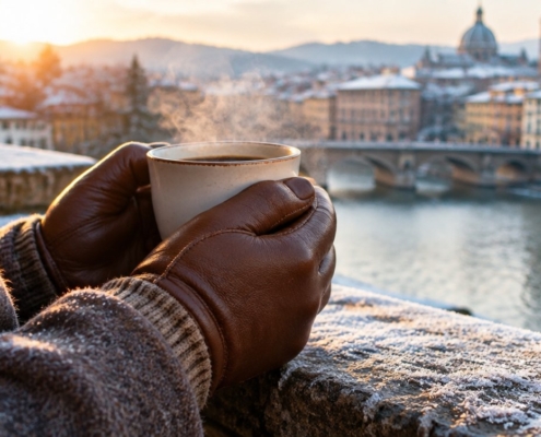 Mani con guanti in pelle marrone che tengono un caffè caldo d'inverno